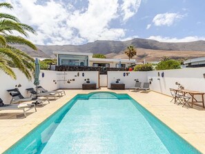 Outdoor pool, a heated pool - Stunning beach view, heated pool, perfect house for comfort and relaxation   (Urbanización Famara)