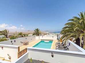 Outdoor pool, a heated pool - Stunning beach view, heated pool, perfect house for comfort and relaxation (Urbanización Famara)