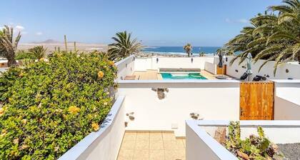 Hébergement spacieux et moderne avec piscine chauffée toute l'année et des vues spectaculaires