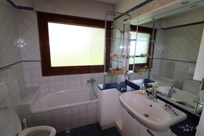 Ensemble douche/baignoire, sèche-cheveux, bidet, serviettes fournies