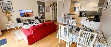 Smart TV, DVD player, books, stereo