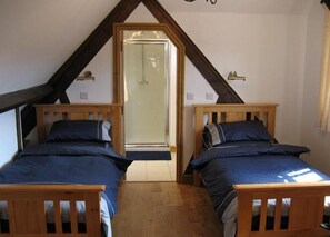 3 bedrooms, iron/ironing board, travel cot, WiFi - The Granary Cottage, 10 acres set within the gated grounds of  Newstead Abbey. (Newstead Abbey Park)