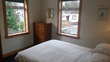 2 bedrooms, iron/ironing board, travel crib, free WiFi