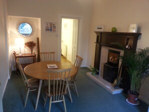 Dining - Traditional stone cottage in Stirling (Stirling)