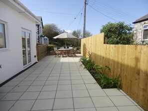 Outdoor dining - Camana Modern Stunning Self Catering Home Carbis Bay Sea Glimpses Parking Wifi (Cornwall)