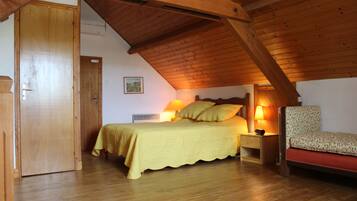 2 slaapkamers, een bureau, een strijkplank/strijkijzer, reisbedje