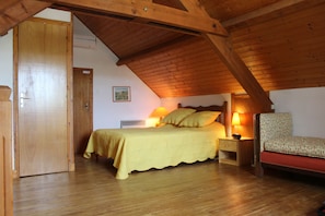 2 slaapkamers, een bureau, een strijkplank/strijkijzer, gratis wifi