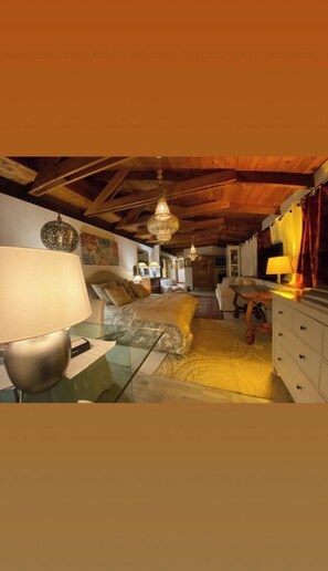 4 bedrooms, desk, iron/ironing board, free WiFi