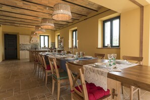 Dining - "Pomegranate" self-contained apartment, swimming pool, whirlpool, wi-fi, air conditioning (corridonia)