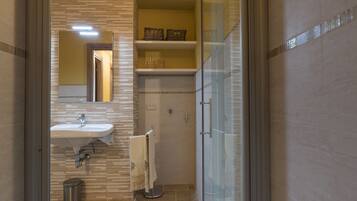 Dusche, Haartrockner, Bidet, Handtücher
