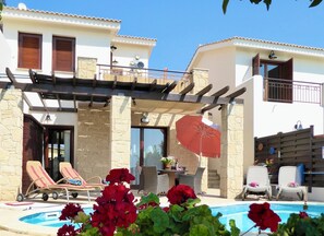 Outdoor dining - 'Villa Xenia' HG 25  Play golf, tennis or relax in the spa (Aphrodite Hills)
