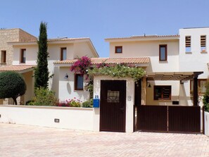 Exterior - 'Villa Xenia' HG 25  Play golf, tennis or relax in the spa (Aphrodite Hills)