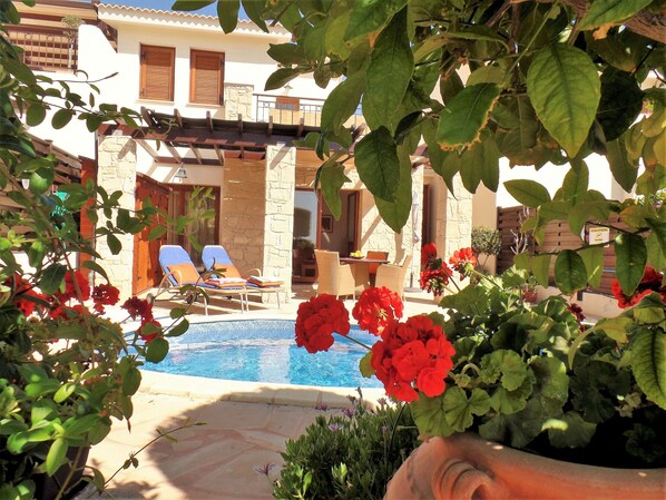 Outdoor pool, a heated pool - 'Villa Xenia' HG 25  Play golf, tennis or relax in the spa (Aphrodite Hills)