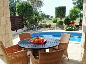 Outdoor dining - 'Villa Xenia' HG 25  Play golf, tennis or relax in the spa (Aphrodite Hills)