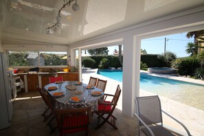 Outdoor dining - Beautiful villa with garden, swimming pool and jacuzzi close to all amenities (La Farlède)