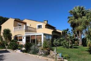 Exterior - Beautiful villa with garden, swimming pool and jacuzzi close to all amenities (La Farlède)