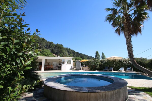 Pool - Beautiful villa with garden, swimming pool and jacuzzi close to all amenities (La Farlède)