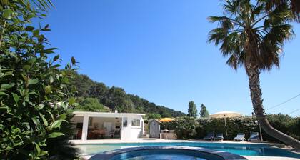 Huvila puutarha, uima-allas ja poreallas: Oasis Laures