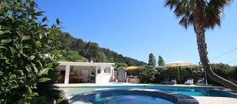 Beautiful villa with garden, swimming pool and jacuzzi close to all amenities
