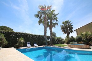 Pool - Beautiful villa with garden, swimming pool and jacuzzi close to all amenities (La Farlède)
