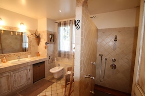 Een bad, een haardroger, een bidet, handdoeken