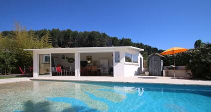 Huvila puutarha, uima-allas ja poreallas: Oasis Laures