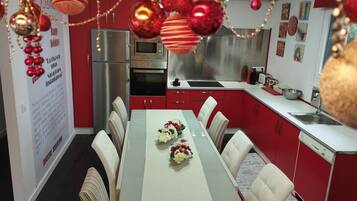 Frigorífico, microondas, horno y placa de cocina