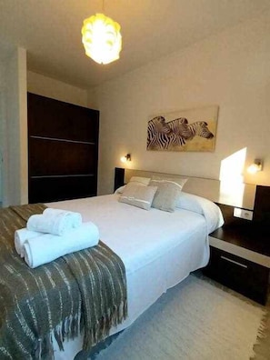 4 bedrooms, iron/ironing board, travel cot, free WiFi - Villa with pool and fun Ría de Vigo (Muiño, O (Cobres))