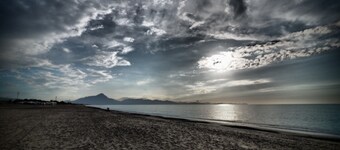 En hytte omgitt av natur på 100 meter fra sandstranden