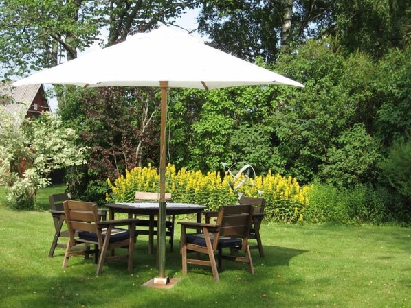 Outdoor dining - Farmhouse - in an interesting part of Sweden. Child friendly (Grastorp)