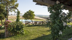 A rustic outdoor seating area with a view of a pool and distant hills. - Casa di Campagna Colline Senesi San Giovanni in Poggio - app. Twilight Siena (Monteroni d'Arbia)