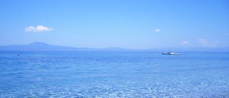 Beach nearby, sun loungers, beach towels