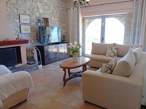 Smart TV, fireplace, DVD player, books