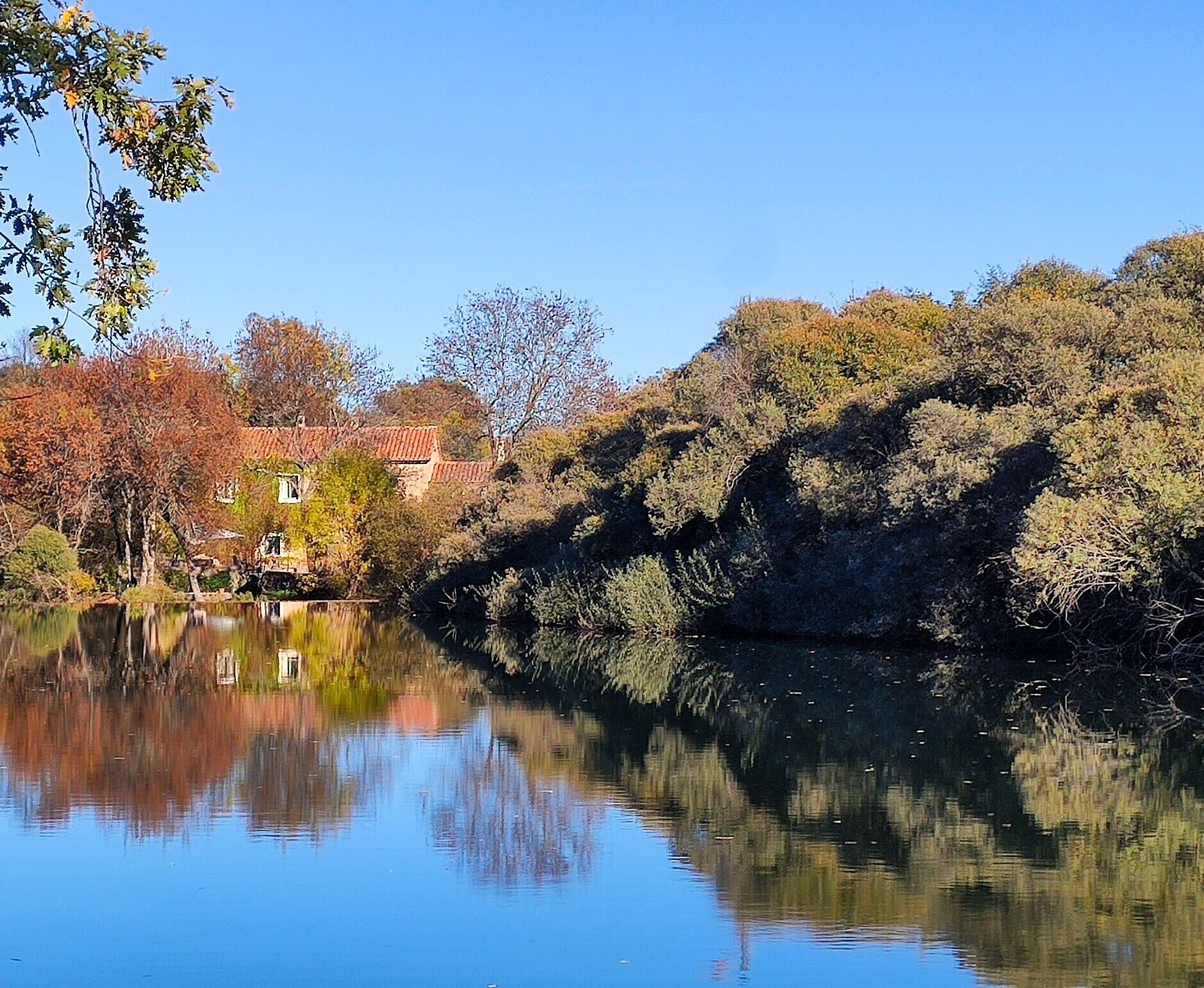 Beautiful romantic Watermill on waterfront in natural park, 40 min from Madrid.