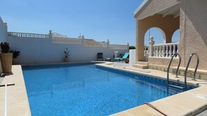 Grande piscine privée ensoleillée dès le matin.