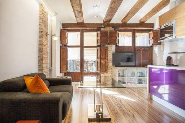 TV - CHARMING STUDIO AT THE CATHEDRAL. (STRICTLY TWO PEOPLE) (València)