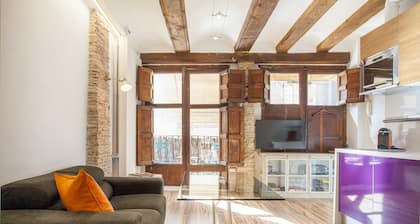 CHARMANT STUDIO Ă LA CATHĂDRALE<br><br>(STRICT, SEULEMENT DEUX PERSONNES)<br> <br><br>