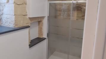 Doccia, vasca idromassaggio, asciugacapelli, bidet
