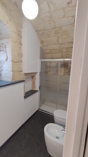 Shower, jetted bath, hair dryer, bidet - Sicily - Typical holiday villa with swimming pool 6 Pax (Ragusa)