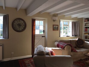 TV, fireplace, books - Charming character cottage in Kingston, Kingsbridge, Devon, England (Kingston)