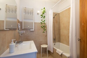 Badewanne, Haartrockner, Handtücher