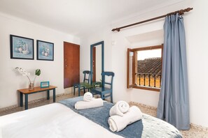 5 bedrooms, iron/ironing board, free WiFi, bed sheets