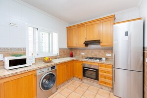 Refrigerador, microondas, horno y parrilla de estufa 