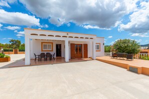Outdoor dining - Sant Antoni De Portmany: Country house with pool and jacuzzi (Sant Antoni de Portmany)