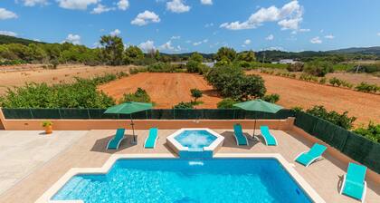 Sant Antoni De Portmany: Country house with pool and jacuzzi