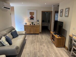 TV, DVD player, livros, videoteca