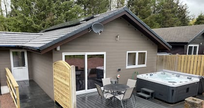 Woodburn Lodge With Private Hottub, Smart tv with Wifi, Veiws To Mabie Forrest