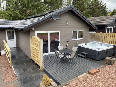 Woodburn Lodge With Private Hottub,  Smart tv with Wifi, Veiws To Mabie Forrest 