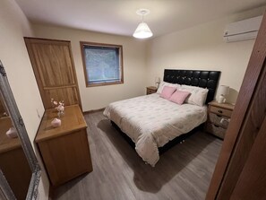 2 quartos, ferros/tábuas de passar roupa, Wi-Fi, roupa de cama