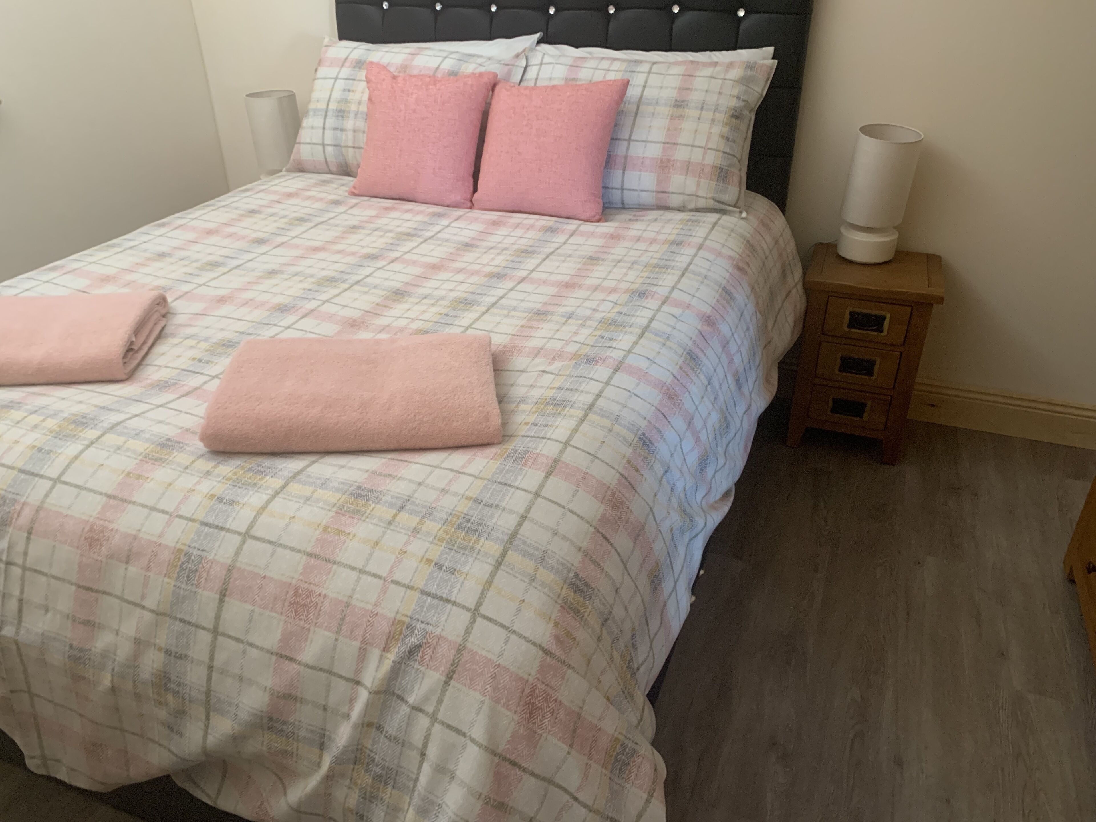 Woodburn Lodge With Private Hottub,  Smart tv with Wifi, Veiws To Mabie Forrest